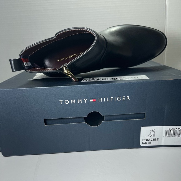 Daciee Bootie (Women)
Tommy Hilfiger - Picture 4 of 9
